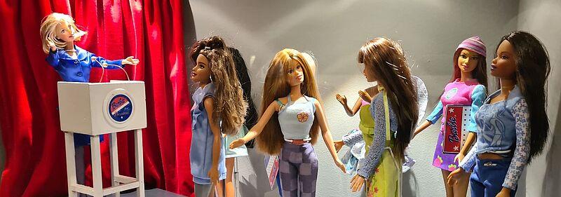 Ausstellungsobjekte "Busy Girl, Barbie macht Karriere"